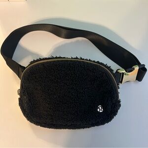 Lululemon Everywhere Belt Bag Fleece 1L in Black/Gold